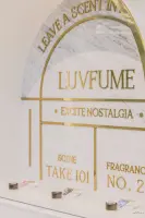 대리석과 골드가 어우러진 럭셔리 향수 부티크